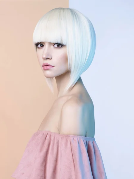 Moda bella bionda con taglio di capelli corto — Foto Stock