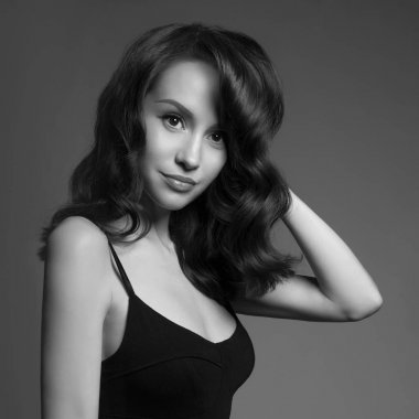 Siyah elbiseli güzel genç güzel bayan Klasik portre