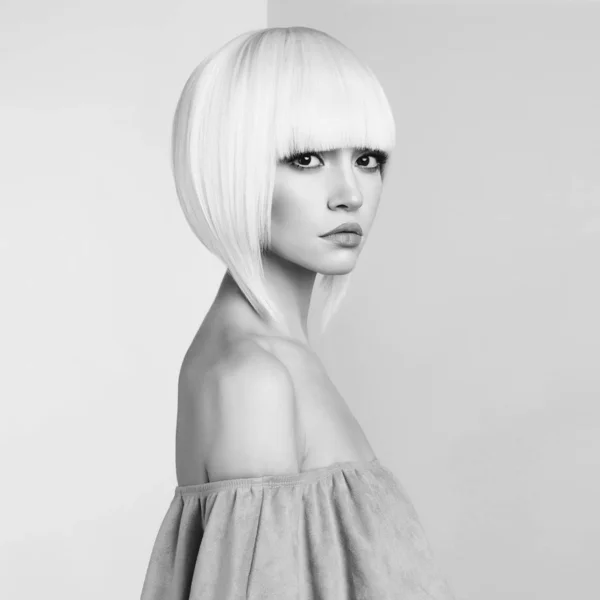Mode vacker blondin med kort frisyr — Stockfoto