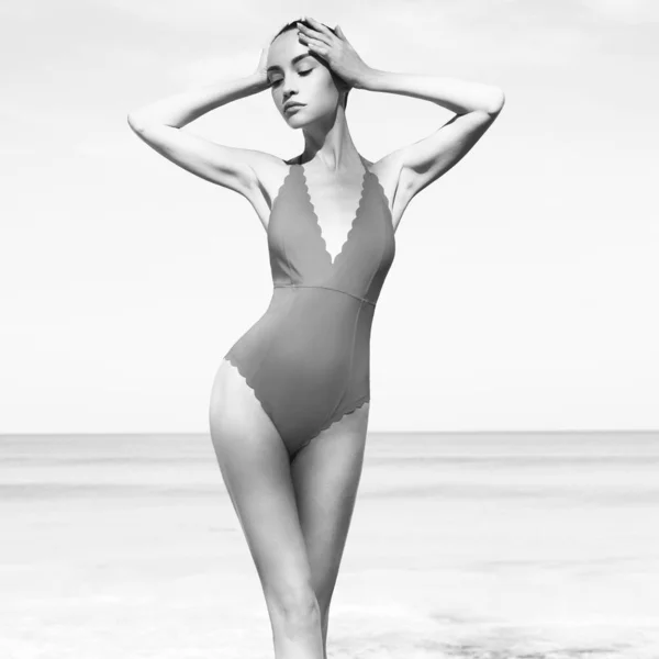 Сексуальная женщина в ретро-купальниках на пляже — стоковое фото