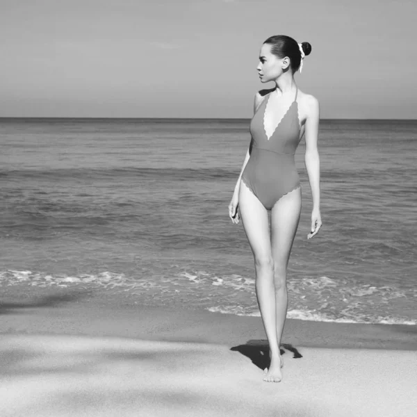 Mooie sexy vrouw in retro badmode op het strand — Stockfoto