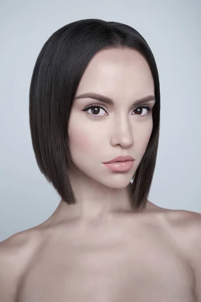 Mode mooie brunette met korte kapsel. studio portret — Stockfoto