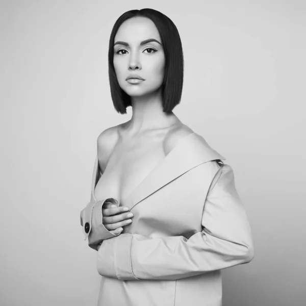 Hermosa mujer sexy en abrigo de otoño blanco. Retrato de arte de moda . — Foto de Stock