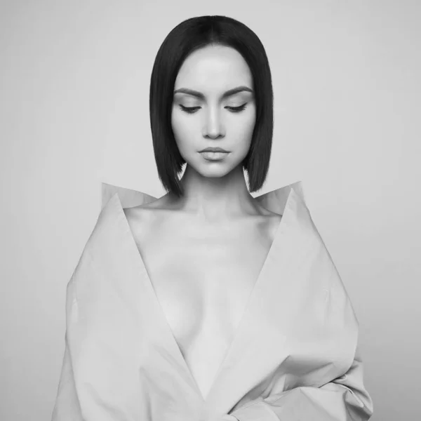 Vacker sexig kvinna i vit höst kappa. Mode konst porträtt. — Stockfoto