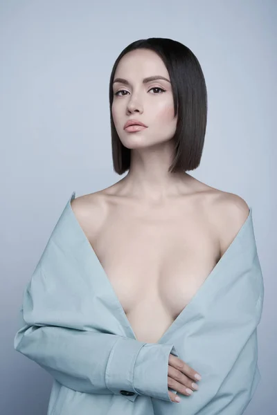 Hermosa mujer sexy en abrigo de otoño azul. Retrato de arte de moda . — Foto de Stock