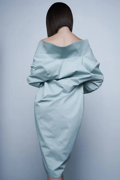 Mulher sexy bonita em casaco de outono azul. Retrato de arte de moda . — Fotografia de Stock