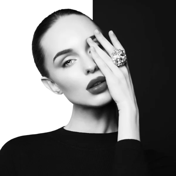Schöne junge Frau mit großem Ring posiert im Studio — Stockfoto