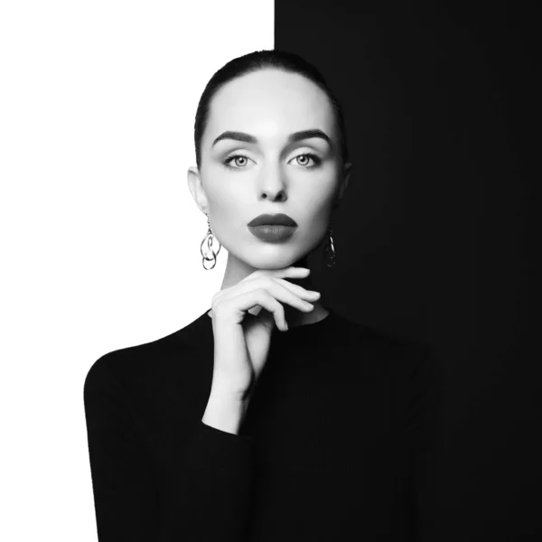 Vacker ung kvinna med stora örhängen pose i studion — Stockfoto