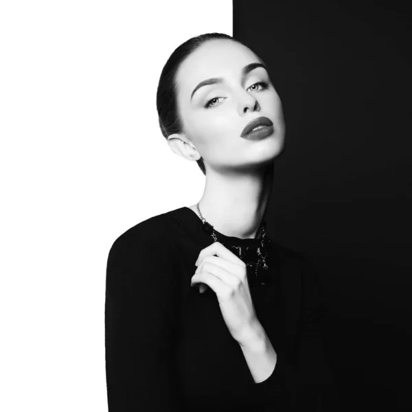 Vacker ung kvinna med svart bijouterier pose i studion — Stockfoto