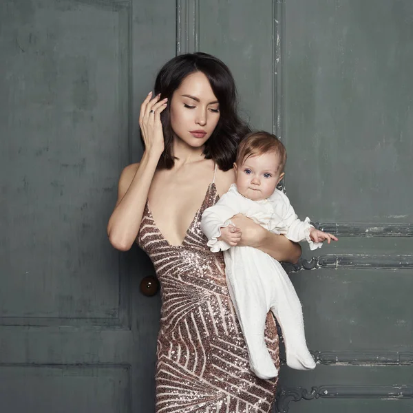 Jovem mãe com lindo bebê em seus braços . — Fotografia de Stock