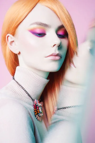 Retrato de estúdio de moda de arte de mulher ruiva bonita com flor — Fotografia de Stock