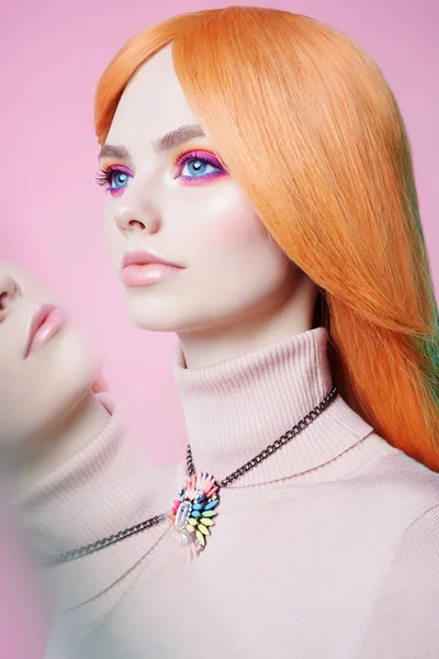 Retrato de estúdio de moda de arte de mulher ruiva bonita com flor — Fotografia de Stock