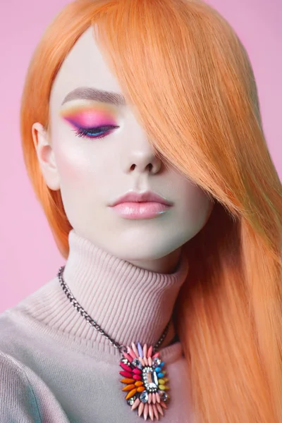 Retrato de estúdio de moda de arte de mulher ruiva bonita com flor — Fotografia de Stock