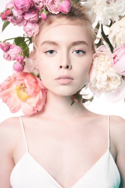 Gül buketi ile genç güzel kadın. Profesyonel sanat ma