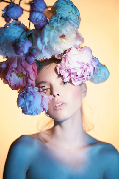 Junge schöne Frau mit einem Strauß Rosen. Professionelle Kunst — Stockfoto