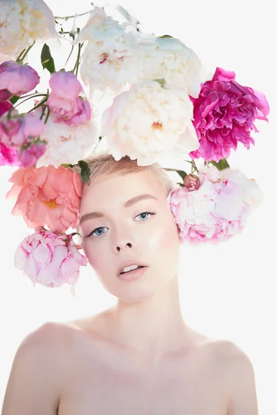 バラの花束を持つ若い美しい女性。プロのアートma — ストック写真