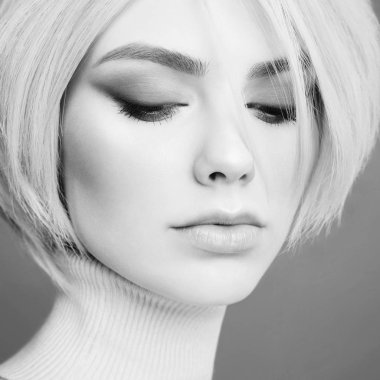 Retro saç modeli ile genç güzel sarışın