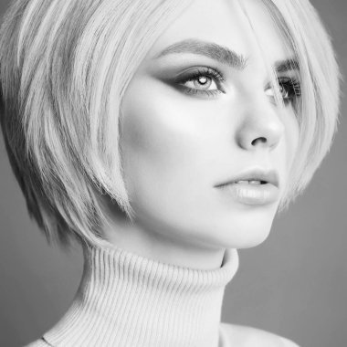 Retro saç modeli ile genç güzel sarışın