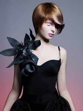 Parlak makyajlı ve modern saç stili olan genç bir bayanın fotoğrafı. Fotoğraf stüdyosundaki güzel seksi kadın..