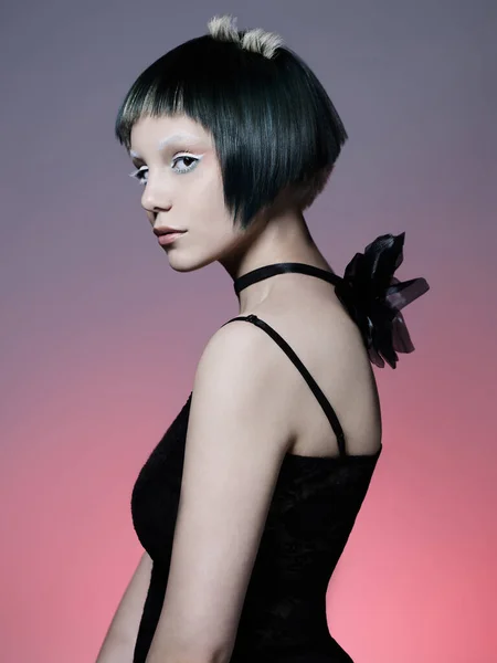 Parlak Makyajlı Modern Saç Stili Olan Genç Bir Bayanın Fotoğrafı — Stok fotoğraf
