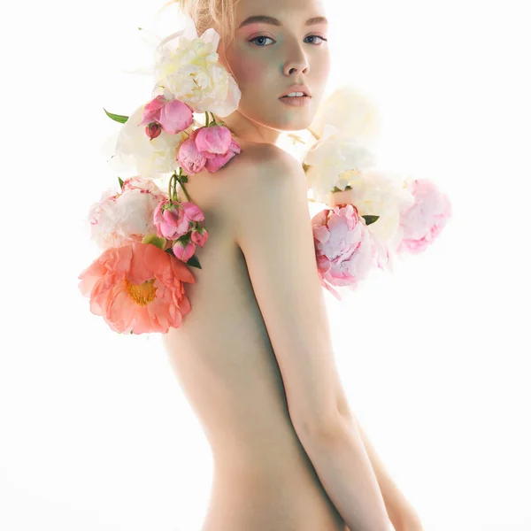 バラの花束を持つ若い美しい女性 カラフルな花とセクシーなブロンドのアートポートレート プロのアートメイク 白い背景に隔離された可愛い女の子 — ストック写真