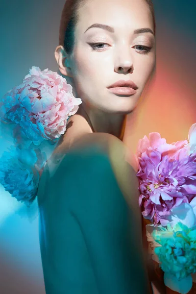 バラの花束を持つ若い美しい女性 カラフルな花とセクシーなブルネットのアートポートレート プロのアートメイク 白い背景に隔離された可愛い女の子 — ストック写真