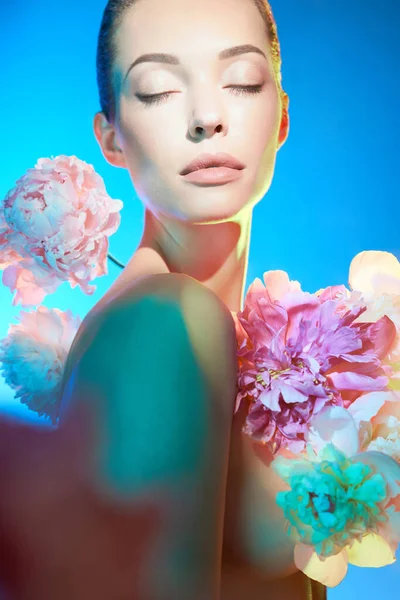 バラの花束を持つ若い美しい女性 カラフルな花とセクシーなブルネットのアートポートレート プロのアートメイク 白い背景に隔離された可愛い女の子 — ストック写真