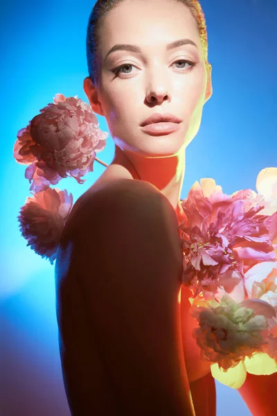 Молодая Красивая Женщина Букетом Роз Художественный Портрет Сексуальной Брюнетки Красочными — стоковое фото