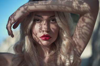 Yüzünde gölgeler olan güzel bir kadının siyah beyaz portresi