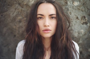 Sahildeki güzel esmer kadının açık hava hayat portresi. Doğal güzellik. Seyahat ve gençlik. Yaz titreşimleri