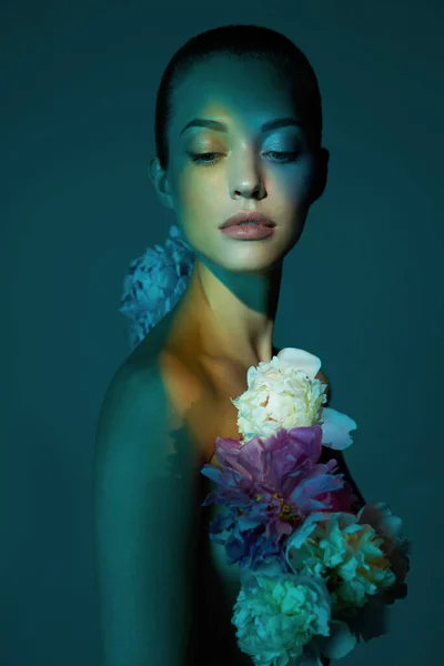 バラの花束を持つ若い美しい女性 カラフルな花とセクシーなブロンドのアートポートレート プロのアートメイク 白い背景に隔離された可愛い女の子 — ストック写真