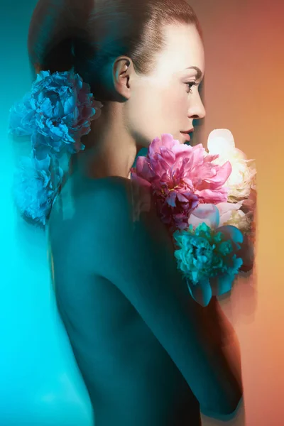 バラの花束を持つ若い美しい女性 カラフルな花とセクシーなブルネットのアートポートレート プロのアートメイク 美しいです女の子上の色の背景 — ストック写真