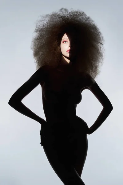 Divatfotó Gyönyörű Hölgyről Gyönyörű Testtel Művészi Portré Elegáns Modern Frizura — Stock Fotó
