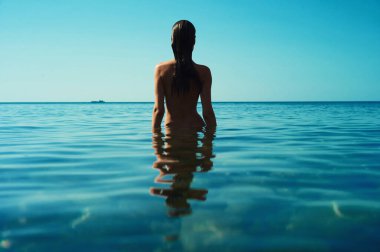 Sahildeki güzel esmer kadının açık hava hayat portresi. Doğal güzellik. Seyahat ve gençlik. Yaz titreşimleri