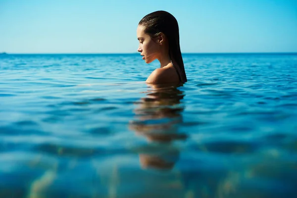 Retrato Estilo Vida Aire Libre Una Hermosa Joven Morena Playa — Foto de Stock