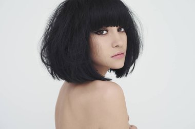 Şık kısa saçlı zarif bir hanımın portresi. Klasik makyajlı güzel bir kadın.. 