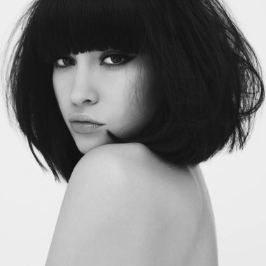 Şık kısa saçlı zarif bir hanımın portresi. Klasik makyajlı güzel bir kadın.. 