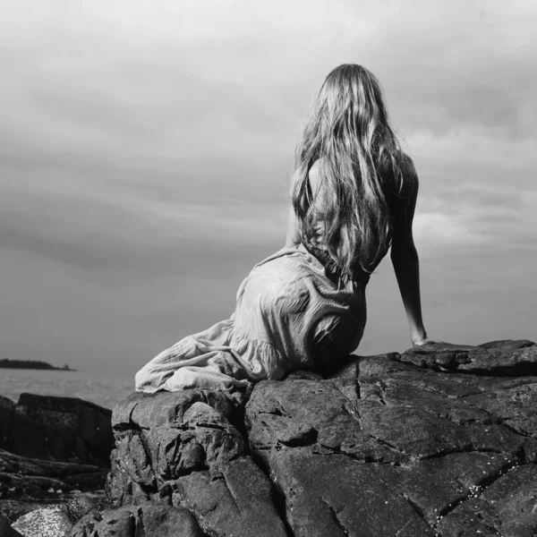 Lifestyleporträt Einer Schönen Jungen Blonden Frau Strand Naturschönheit Dame Kleid — Stockfoto