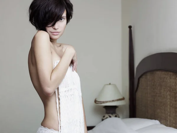 寝室で官能的な女性のファッションアート写真 家の中だ 白いドレスの女の子 — ストック写真