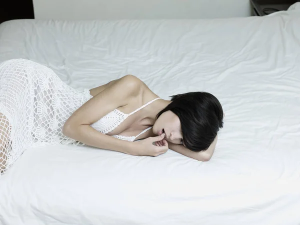 Yatak Odasında Şehvetli Bir Kadının Moda Sanat Fotoğrafı Mekan Beyaz — Stok fotoğraf