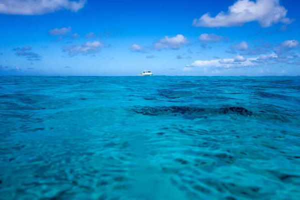 Dive Boat Turquoise Tropical Waters Bonaire Caribbean — Stock Photo, Image