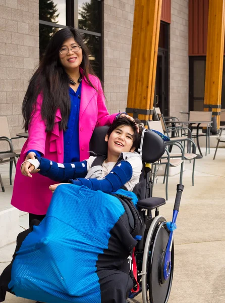 Kırklı Açık Havada Tekerlekli Sandalyede Onbir Yaşındaki Biracial Engelli Oğlu — Stok fotoğraf