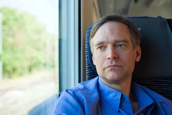 通勤電車の中で座っている青いシャツを着ている 代の白人男性 — ストック写真
