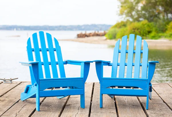 Dos Sillas Adirondack Azules Vacías Muelle Madera Junto Lago Verano —  Fotos de Stock