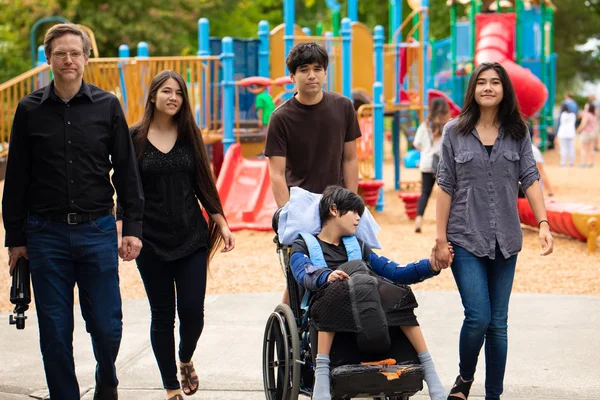 Kaukasische Vader Vier Biracial Tienerkinderen Wandelen Langs Speeltuin Met Gehandicapte — Stockfoto