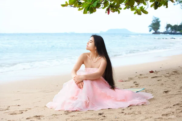 Hermosa Biracial Asiático Caucásico Joven Mujercon Pelo Largo Vestido Rosa — Foto de Stock