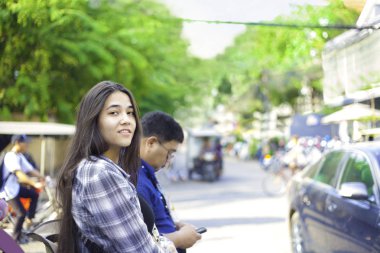 Phnom Pehn, Kamboçya sokaklar boyunca biracial genç kız turizm