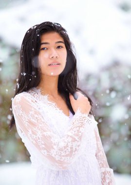 Açık havada kışın resmi cüppe biracial teen kız güzel