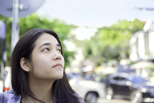 Biracial adolescente chica turista a lo largo de las calles de Phnom Pehn, Camboya — Foto de Stock