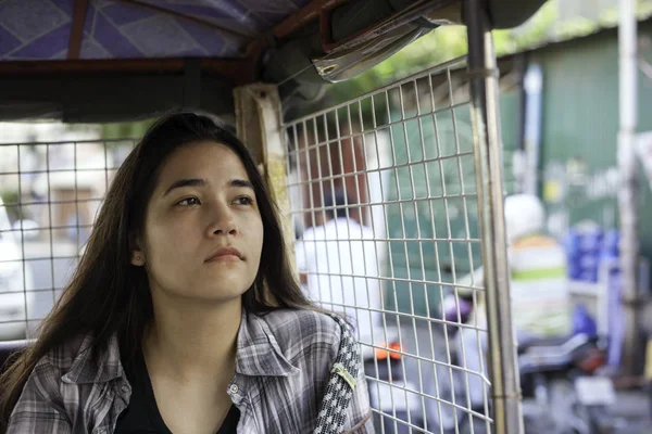 Biracial Adolescente Menina Jovem Mulher Turista Equitação Tuktuk Táxi Phnom — Fotografia de Stock